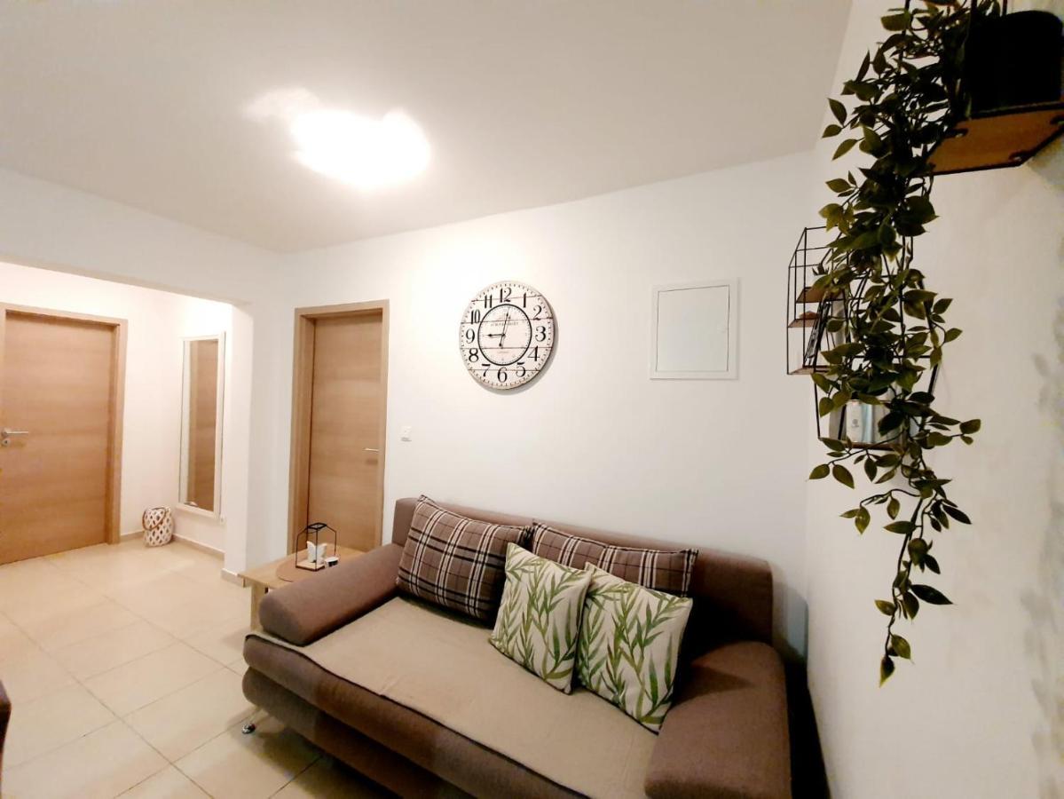 Apartmani Sara ビビニェ エクステリア 写真
