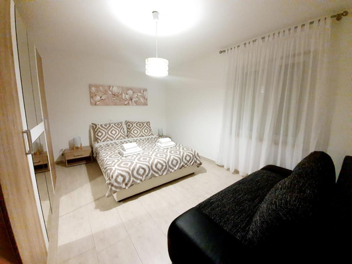 Apartmani Sara ビビニェ エクステリア 写真