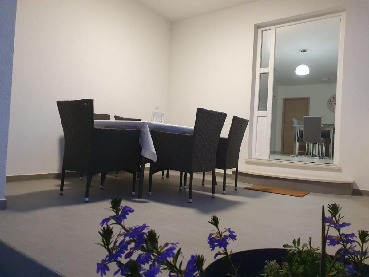 Apartmani Sara ビビニェ エクステリア 写真