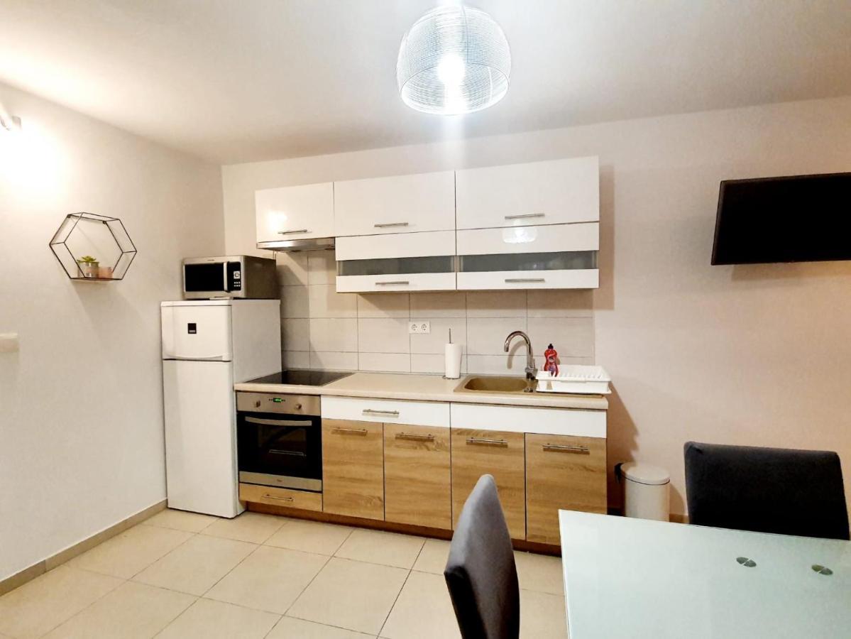 Apartmani Sara ビビニェ エクステリア 写真
