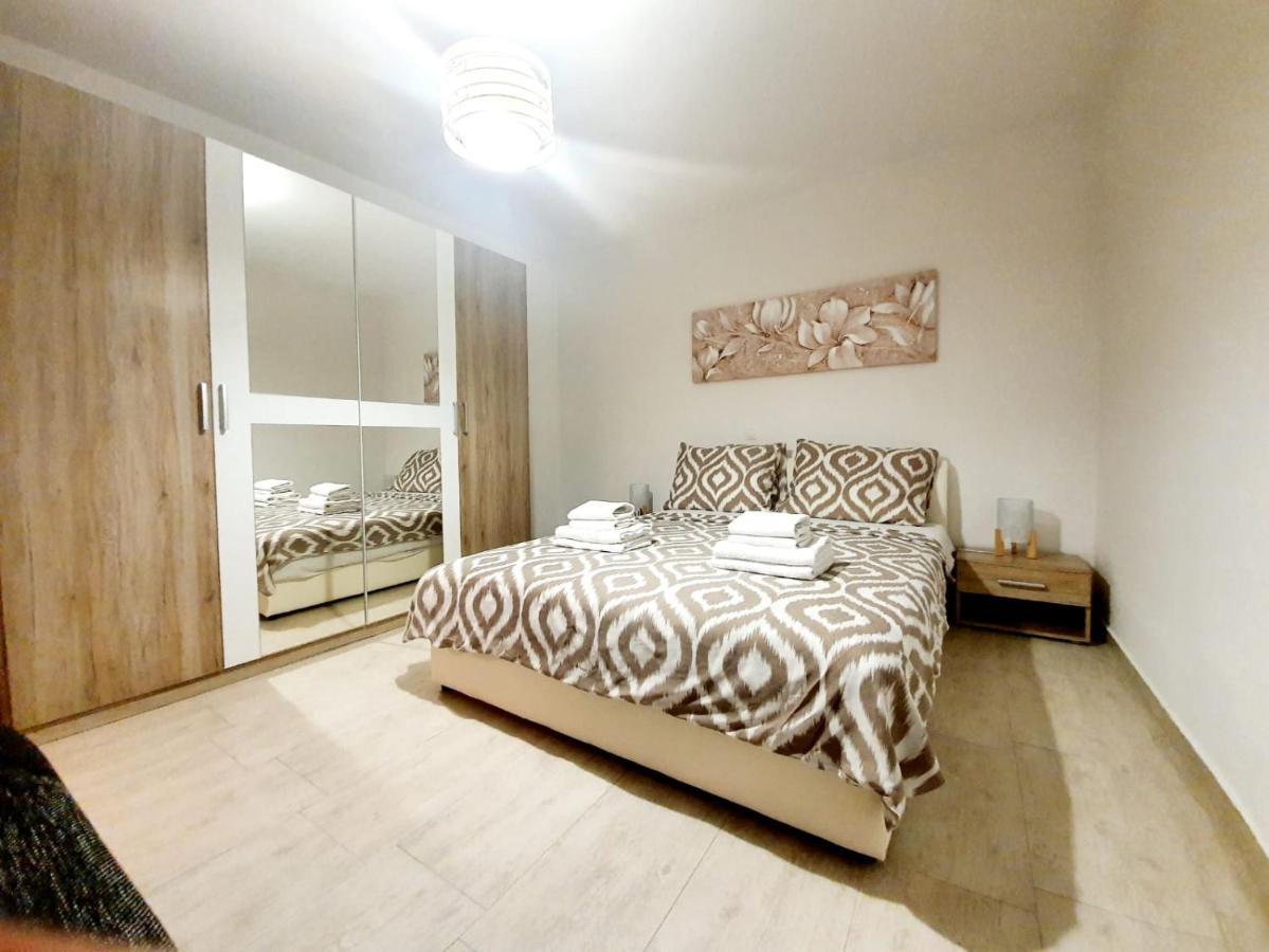 Apartmani Sara ビビニェ エクステリア 写真