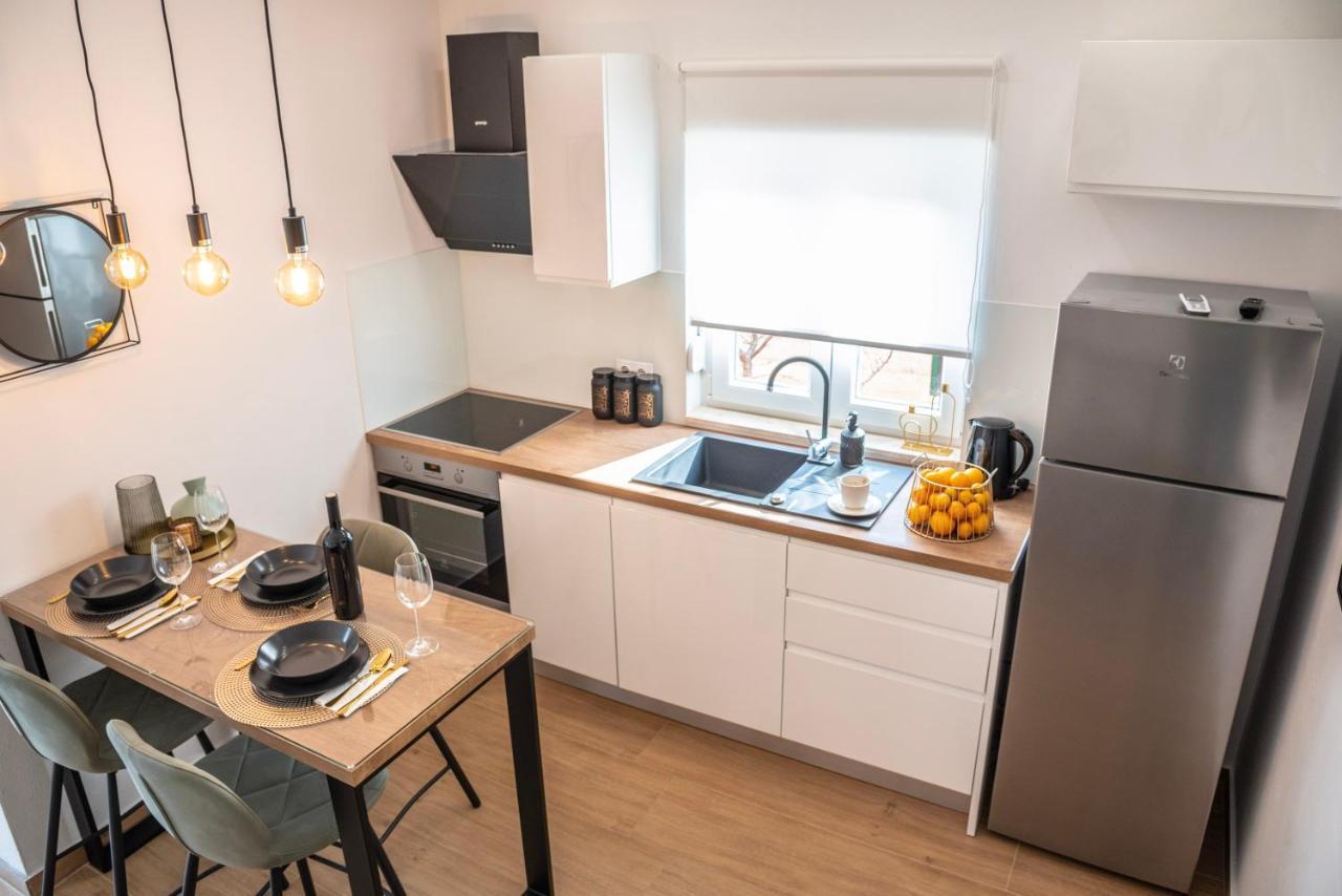Apartmani Sara ビビニェ エクステリア 写真